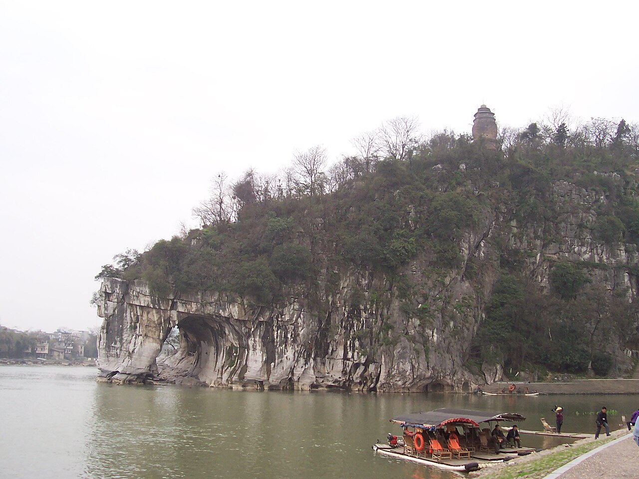 象鼻山，一座形似大象饮水的石灰岩山峰