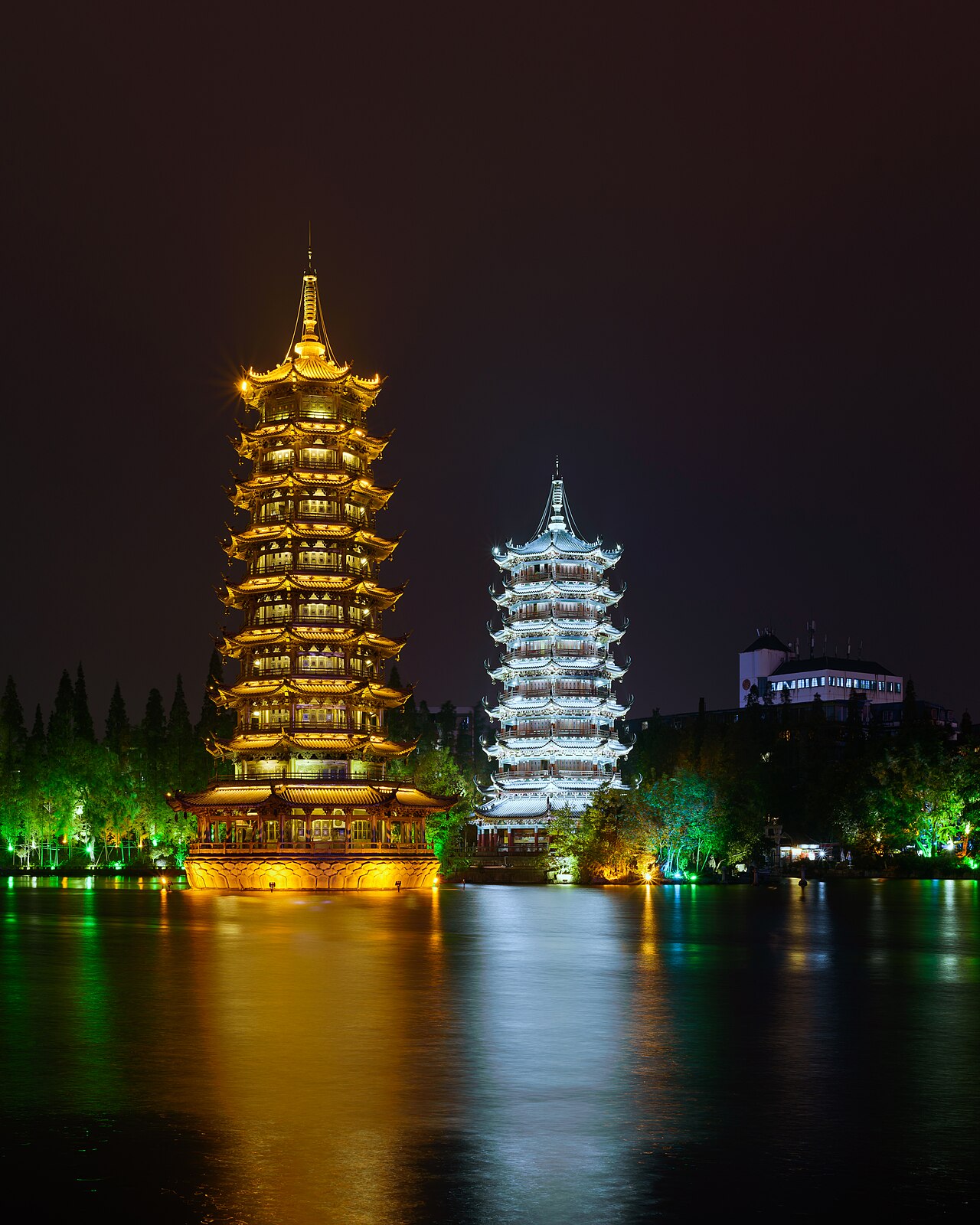 夜晚灯光璀璨的日月双塔屹立在杉湖之中