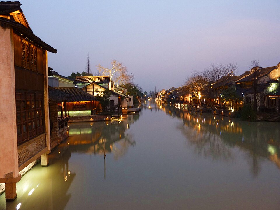 乌镇水乡夜晚，灯笼倒映水中