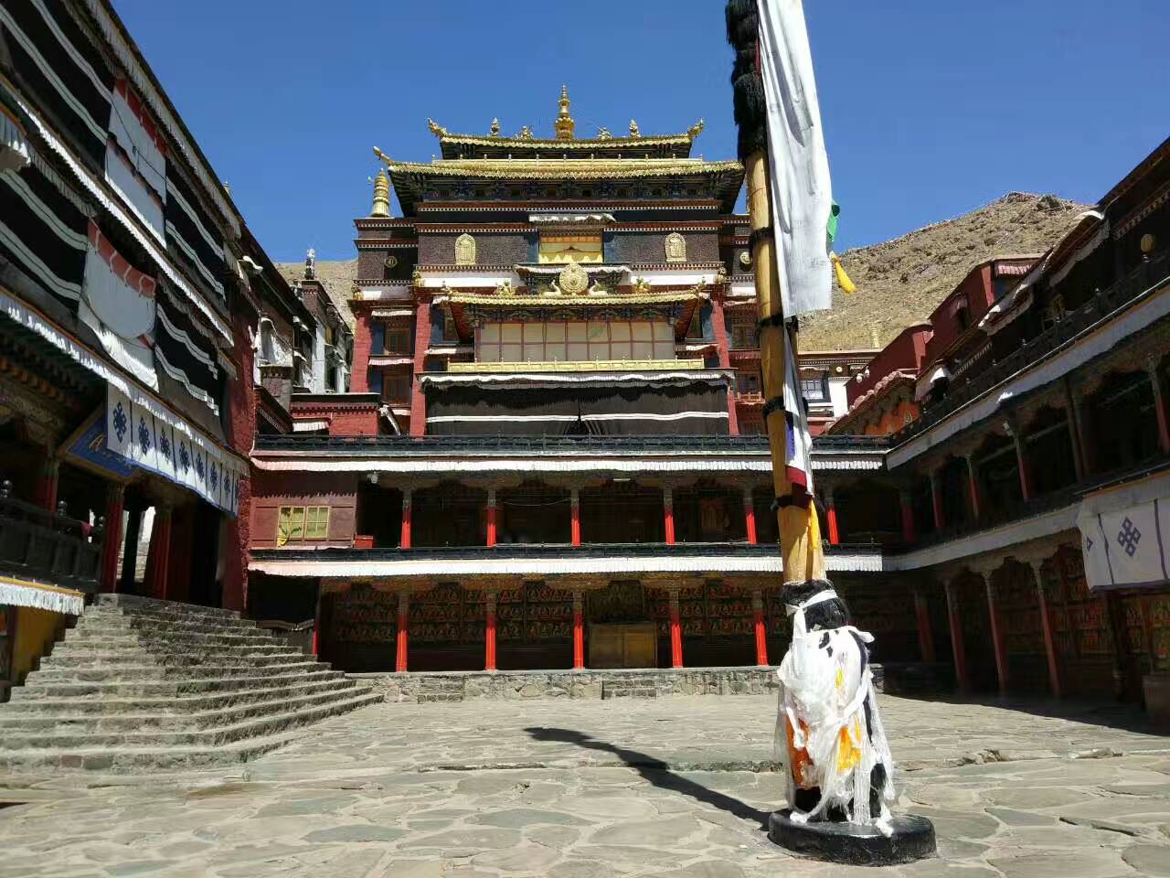 日喀则城市天际线